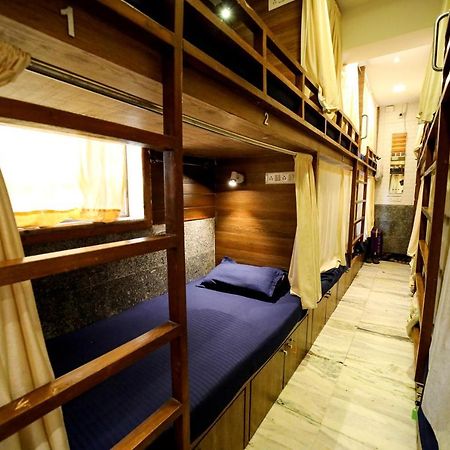 Maple Social Hubz-Hostel Мумбай Екстериор снимка