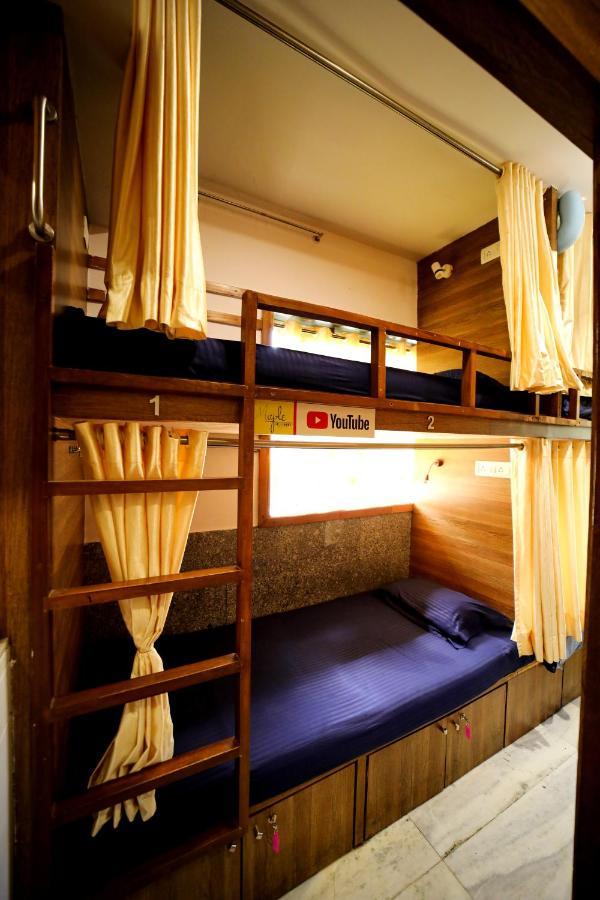 Maple Social Hubz-Hostel Мумбай Екстериор снимка