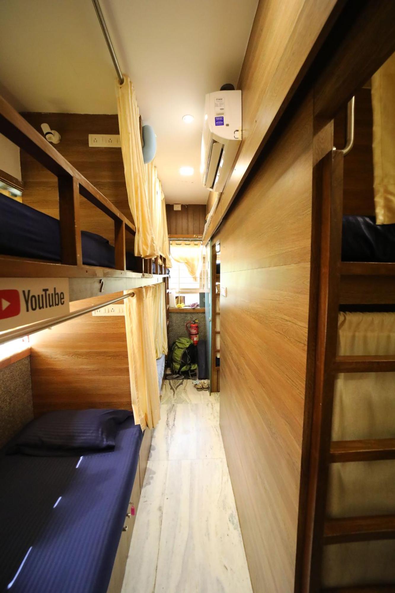 Maple Social Hubz-Hostel Мумбай Екстериор снимка
